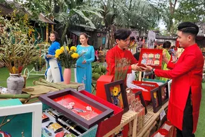 Nắp hộp quà tết đẹp như tranh trang trí hút khách dịp Tết