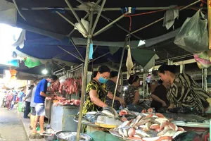 Mùng 6: Giá một số mặt hàng cao do vẫn còn... tết