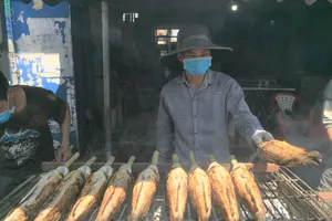 Người dân tranh thủ mua lễ vật cúng ngày Thần tài