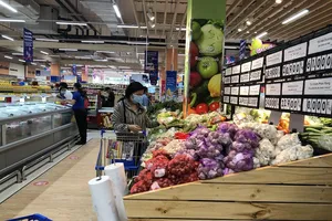 Người dân kéo nhau đi mua hàng: siêu thị, cơ quan chức năng nói gì?