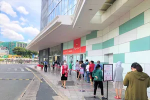 Người dân xếp hàng vào siêu thị mua sắm