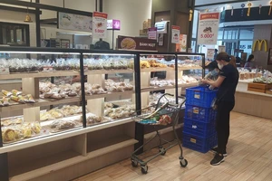 Tài xế chở nông sản, thực phẩm... kêu trời vì giấy xét nghiệm COVID-19