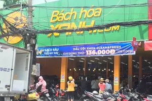 Dân đang thiếu nhưng siêu thị phải hủy thực phẩm vì 'giấy xét nghiệm'