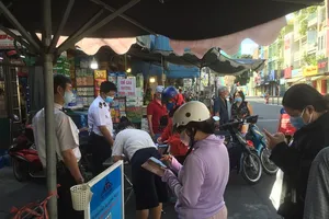 Phát thẻ đi chợ nhưng vẫn còn tập trung đông người