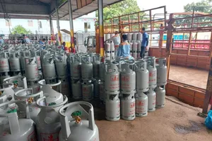 Từ ngày mai, giá gas đồng loạt tăng thêm 12.000 đồng/bình 12kg