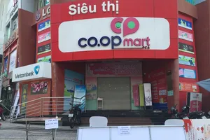 Một số siêu thị tạm ngưng phục vụ sáng 21-8, cửa hàng bán trứng qua khe cửa