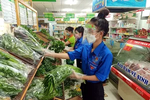 Bánh mì 'cháy hàng', siêu thị làm không kịp