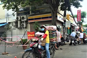 Xe chở trứng gà, vịt cho siêu thị phải quay về vì... giấy đi đường