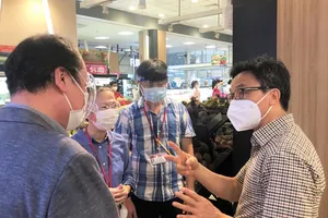 Phó Thủ tướng kiểm tra việc chuẩn bị hàng hóa tại siêu thị