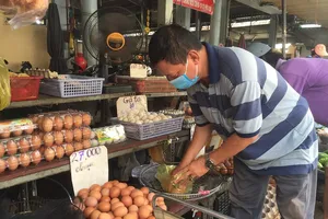 1 tài xế bị phạt 2 triệu đồng vì... đi giao trứng gà