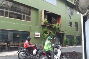 Cửa hàng ăn uống tại trung tâm thương mại vẫn 'đóng băng'