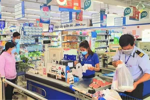 Nhiều siêu thị ở quận 7 mở cửa bán trực tiếp cho khách hàng