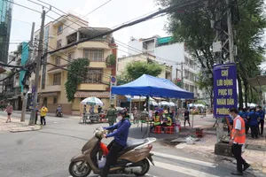 Trứng gà, bánh bao... hút khách đi chợ lưu động vùng xanh quận 5