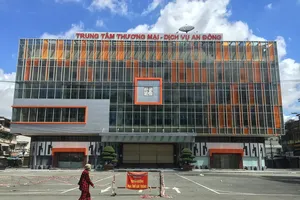 Thương nhân thắc mắc: Bao giờ được bán hàng trở lại?