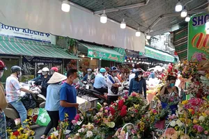 Ngày 20-10, hoa hồng có nơi bán giá 800.000 đồng/50 cành