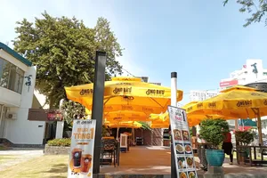 Quán cà phê, phở, bún...thưa thớt khách ngày đầu bán tại chỗ 