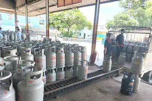 Giá gas tháng 11 tiếp tục tăng, 1 bình gas giá nửa triệu đồng 