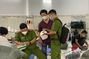 Triệt phá đường dây sản xuất nón giả nhãn hiệu Nón Sơn siêu rẻ