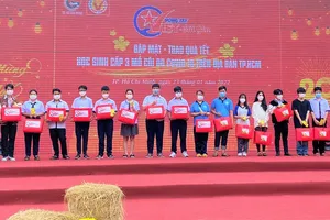 Trao quà và lì xì cho gần 300 học sinh mồ côi vì COVID-19 ở TP.HCM