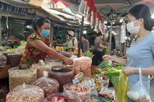 Nhộn nhịp mua đồ cúng ông Táo, một số mặt hàng không có để bán