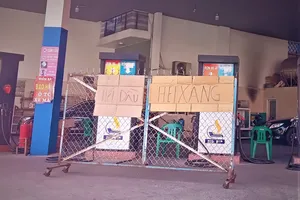 Vì sao giá xăng tăng mạnh, có cửa hàng vẫn đóng cửa?