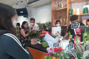 Khách mua hoa cho ngày 8-3 đông, cửa hàng hoa phấn khởi 