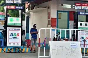 Khách đông, nhiều cửa hàng ở TP.HCM hết xăng A95