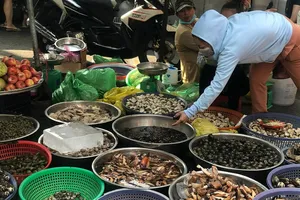 Giá xăng dầu tăng nhưng bán ế ẩm, tiểu thương không dám tăng giá