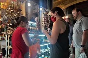 Nhóm du khách mua hàng lưu niệm tại chợ Bến Thành 