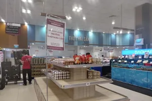 Trứng gà có 'giá tốt' hết sạch sau một tiếng đồng hồ siêu thị mở cửa