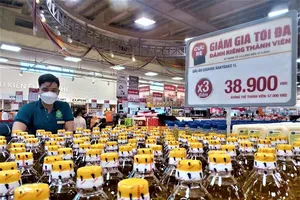 Dầu ăn đang được khuyến mãi tối đa tại siêu thị. ẢNH: TÚ UYÊN