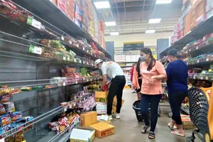 Siêu thị khuyến mãi, nhiều sản phẩm mò gói "cháy hàng". ẢNH : TÚ UYÊN