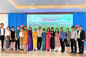 Lãnh đạo tỉnh Trà Vinh cùng chuyên gia, doanh nghiệp chụp hình lưu niệm tại hội thảo. ẢNH: TÚ UYÊN