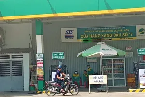 Trước giờ G, có cửa hàng thông báo 'hết xăng'