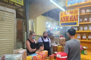 Chợ Bến Thành đang bán đến 22 giờ đêm để thu hút khách 