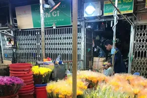 Trưa Tết Đoan Ngọ hoa tại chợ Đầm Sen vẫn còn tồn đến 20%. ẢNH: P.QUÍ 