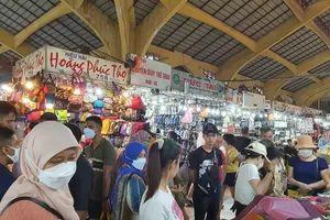 Chợ Bến Thành tấp nập khách quốc tế đến mua sắm