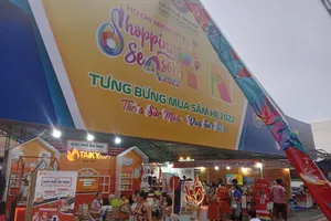 Nhộn nhịp khách tại Hội chợ Shopping Season- Tưng bừng mua sắm mùa hè 2022