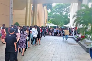 Cận cảnh người dân xếp hàng cả tiếng đồng hồ chờ mua hàng hiệu như hàng xôn 