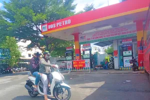 Bất ngờ nhiều cửa hàng 'hết xăng' sau khi giá giảm mạnh