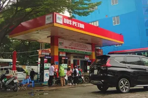 Các cửa hàng 'hết xăng' do kẹt xe, xăng về hơi muộn 