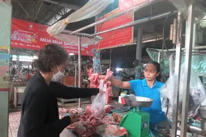 Giá heo hơi hạ nhiệt nhưng giá bán lẻ vẫn...'làm ngơ'