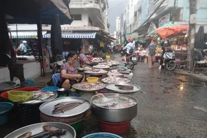 Vì sao giá xăng giảm hơn 7.000 đồng, hàng hóa vẫn phớt lờ? 