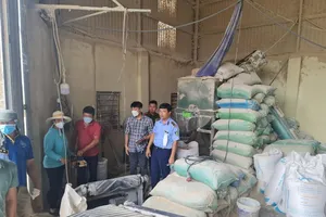 Phát hiện 1 công ty pha trộn hàng chục tấn cám với bột đá