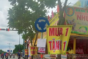 20 ngày nữa mới đến Trung Thu, nhiều điểm bán bánh đã khuyến mãi mua 1 tặng 1