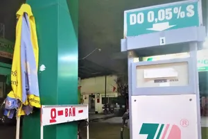 Bất ngờ nhiều cửa hàng nghỉ sớm, thông báo '0 bán' xăng