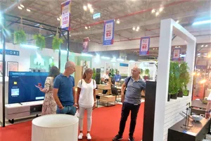 Khách hàng tham quan triển lãm