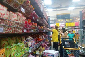 Vì sao hàng loạt mặt hàng bình ổn vẫn chưa giảm theo giá xăng?