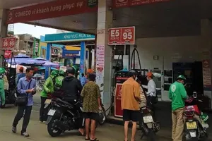 Khách hàng đổ xăng tại một cửa hàng trong ngày 8-9