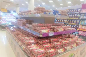 Trứng gà nhãn hàng riêng của siêu thị chiếm đa số trên kệ hàng . Ảnh chụp tối 8-9.
